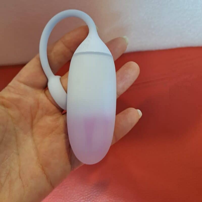 Ovetto con App vibrante Viola ricaricabile in mano