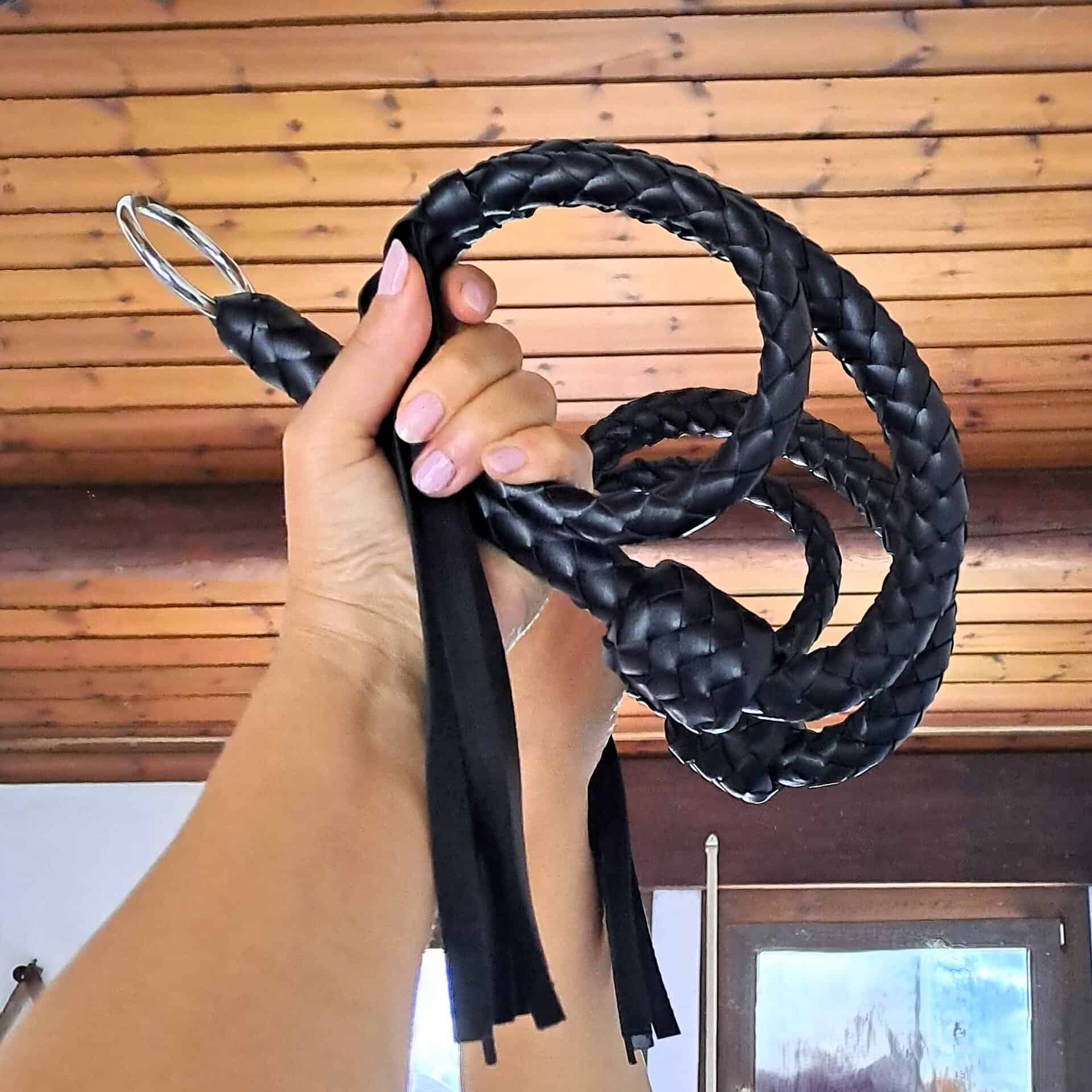 Frusta BDSM in Ecopelle Nera – 116 cm di Piacere, Controllo e Seduzione - copertina