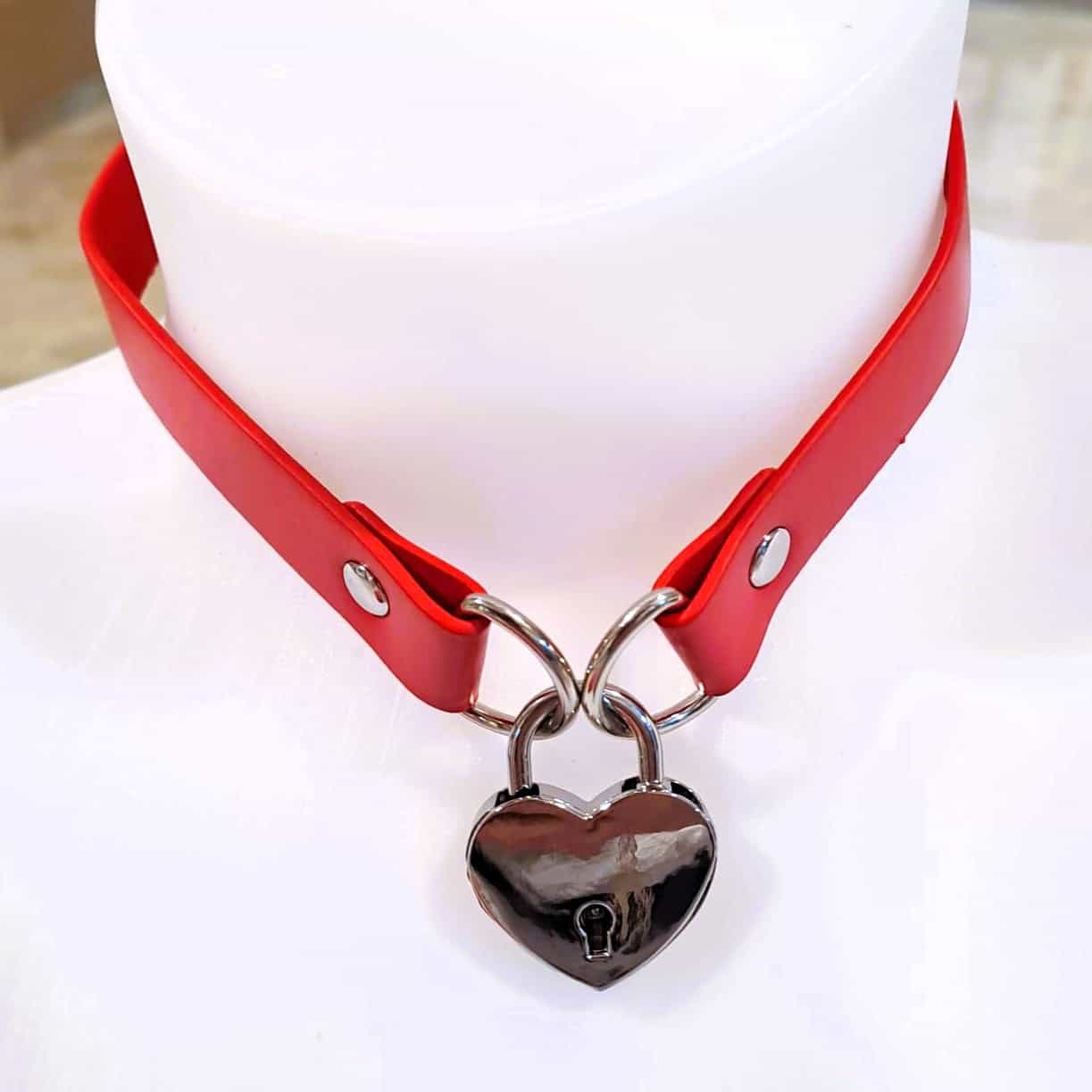 Collare BDSM rosso con cuore - rossolimone