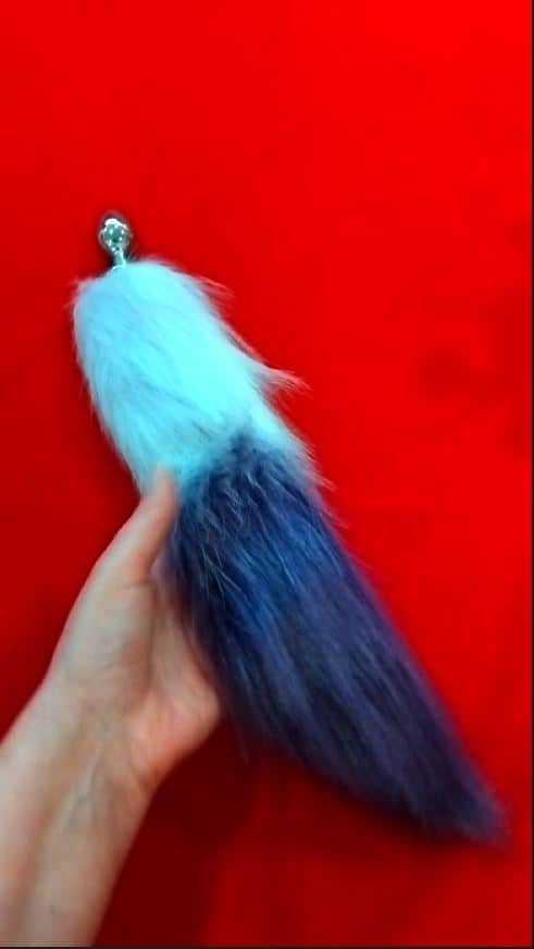 plug in acciaio con lunga coda viola copertina video